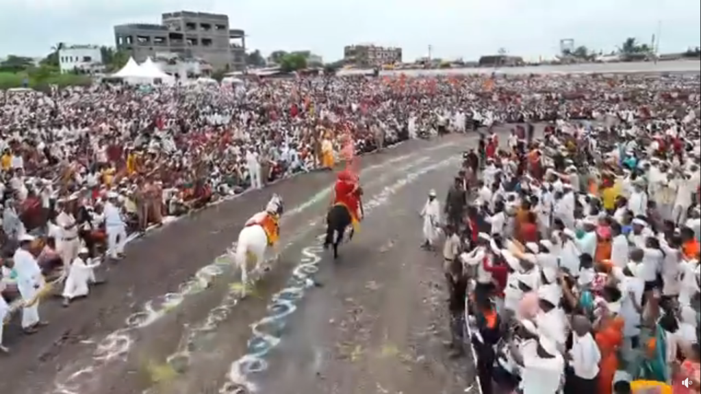 रेखीव रिंगण सोहळ्यात, अश्व दौडले चौखूर।टाळ मृदुंगाच्या गजरात, निनादले विठ्ठलाचे गोपुर।।